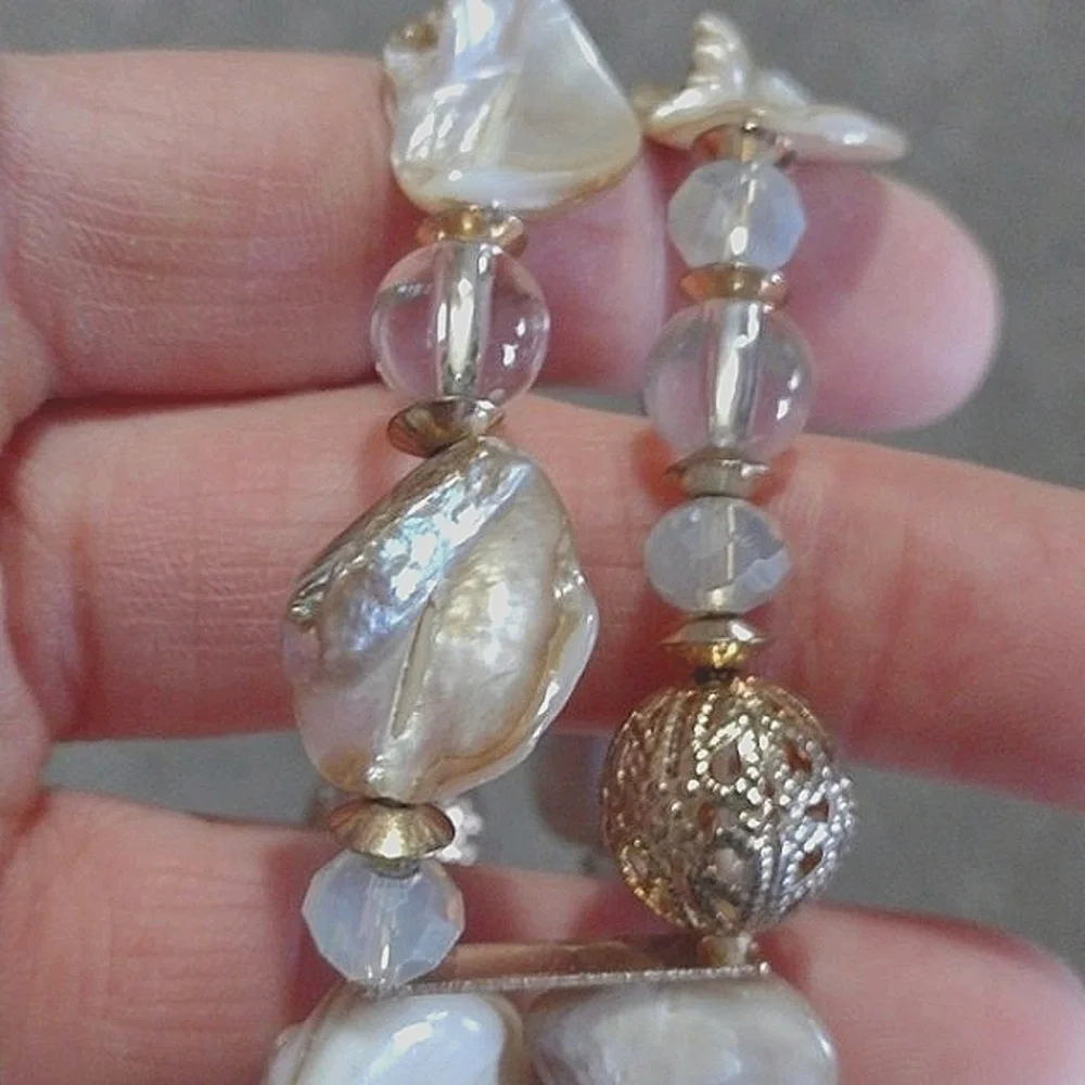 NATURAL SHELL AND CRYSTAL STRETCH BRACELET MOTHER OF PEARL GOLD FILIGREE BEADS